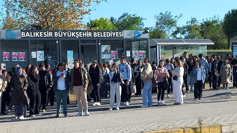 Bandırma Onyedi Eylül Üniversitesi yerleşkesinde derslerin aynı saatlerde bitmesi, öğrencileri