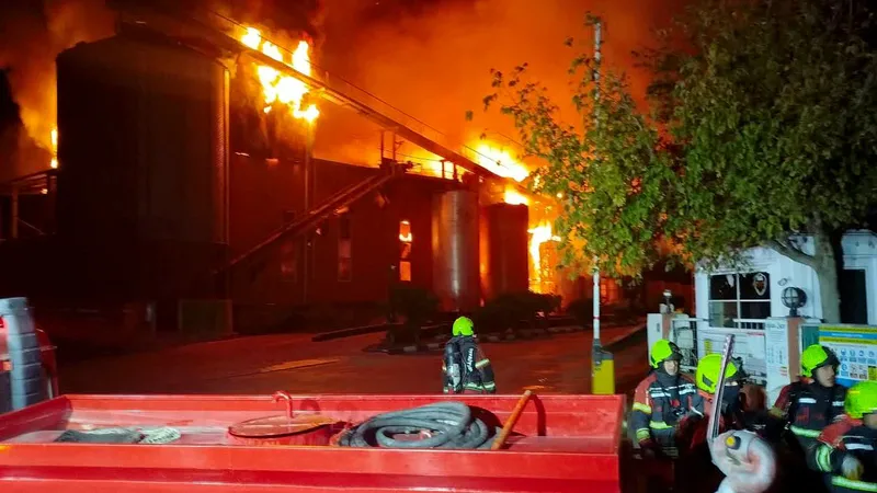 Balıkesir'in Bandırma ilçesinde faaliyet gösteren bir yağ fabrikasında gece saatlerinde