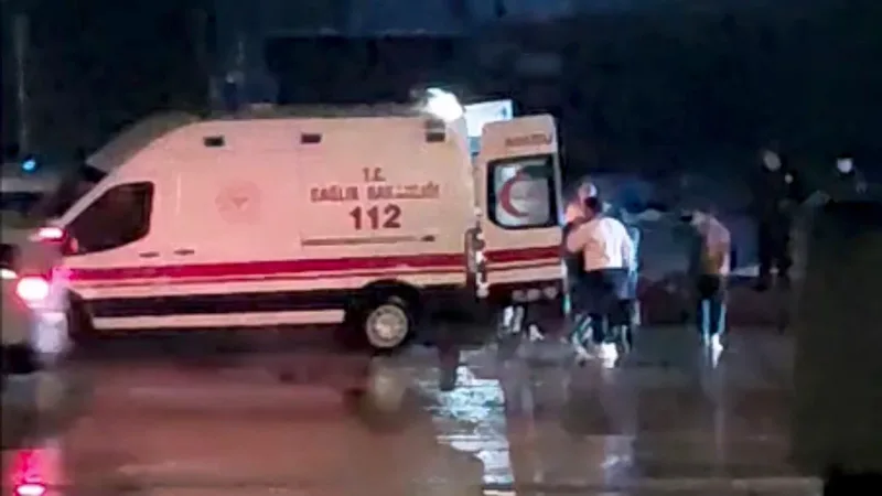 Bandırma'da yağışlı havada direksiyon hakimiyetini kaybeden sürücü, orta refüje çarptıktan