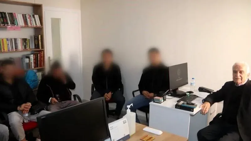 Bandırma Denetimli Serbestlik Müdürlüğü kütüphanesinde gerçekleştirilen edebiyat buluşmasında yükümlüler, gönüllü