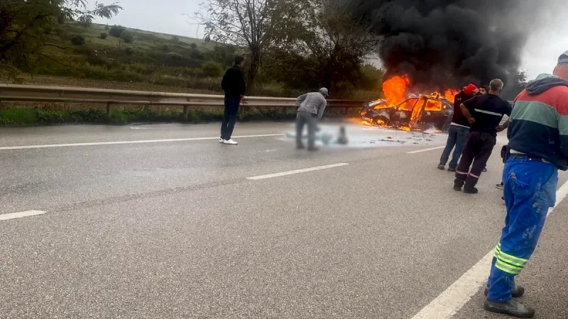 Bandırma'da yağışlı yolda kontrolden çıkan otomobil alev aldı. Sürücü R.Ö.