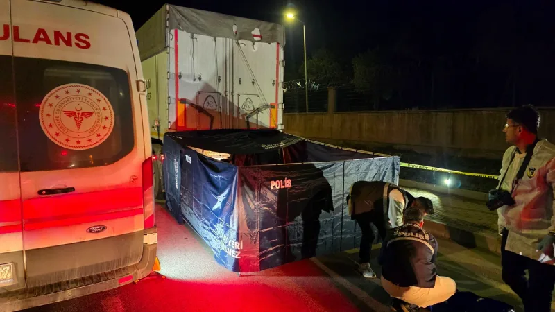 Bandırma'da tırın dorsesine çarpan motosikletin sürücüsü Emre Özen (30), kaza
