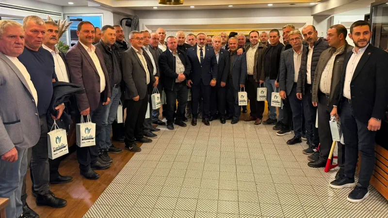 Bandırma muhtarları onuruna akşam yemeği düzenlendi. İş insanı Bayram Özdemir,