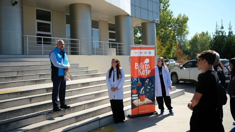 Balıkesir Üniversitesi'nin düzenlediği Bilim Kafe etkinliğinde lise öğrencileri, botanik bahçesi