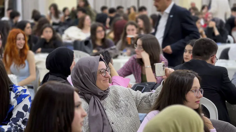 AK Parti Genel Başkan Yardımcısı Belgin Uygur, Balıkesir Üniversitesi'nde öğrencilerle