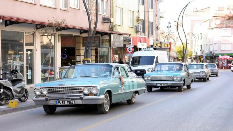 Bigadiç Belediyesi'nin ev sahipliğinde İstanbul Klasik Otomobiller Derneği üyelerinin katılımıyla