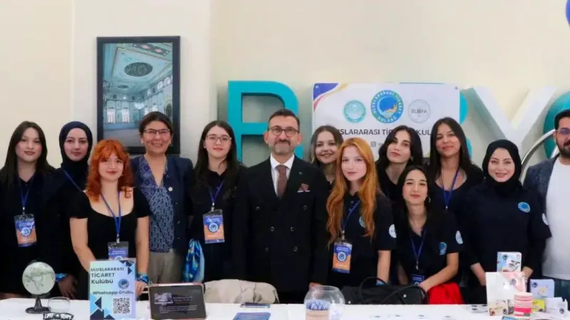 BUBFA Kulüpler Lansmanı’nda 13 öğrenci kulübü tanıtıldı. Dekan Prof. Dr.