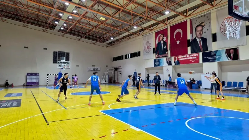 Burhaniye'de düzenlenen 29 Ekim Cumhuriyet Kupası 3x3 basketbol turnuvasında genç