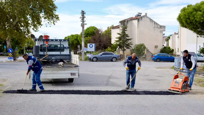 Burhaniye Belediyesi Fen İşleri Müdürlüğü ekipleri, ilçe genelinde parke taş