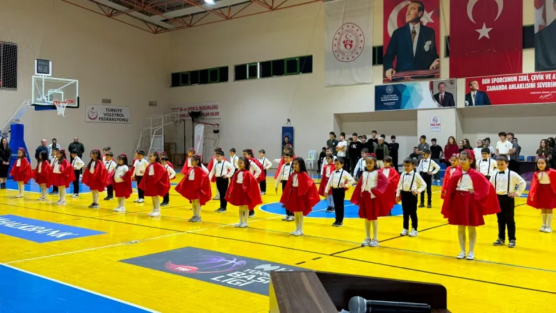 Burhaniye Cumhuriyet Kupası Turnuvası, voleybol finali ve ödül töreniyle tamamlandı.