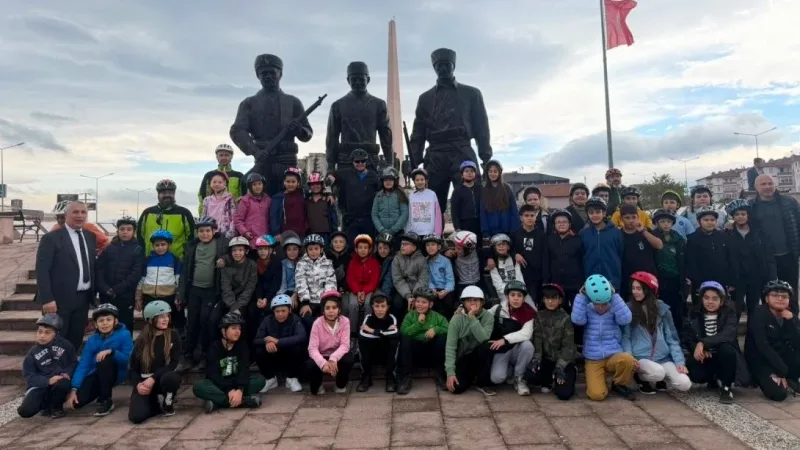 Burhaniye'de, Cumhuriyet'in 103. yılı kutlamaları kapsamında düzenlenen Cumhuriyet Bisiklet Turu'na