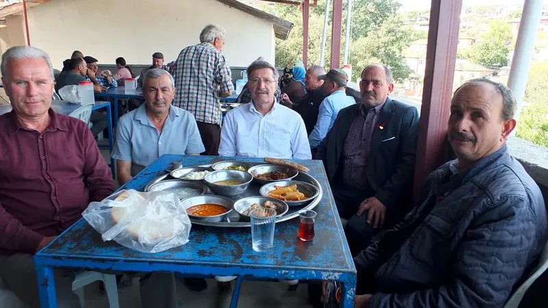 Burhaniye ilçesine bağlı Kuyumcu köyünde düzenlenen düğünde, yüzlerce davetliye 8
