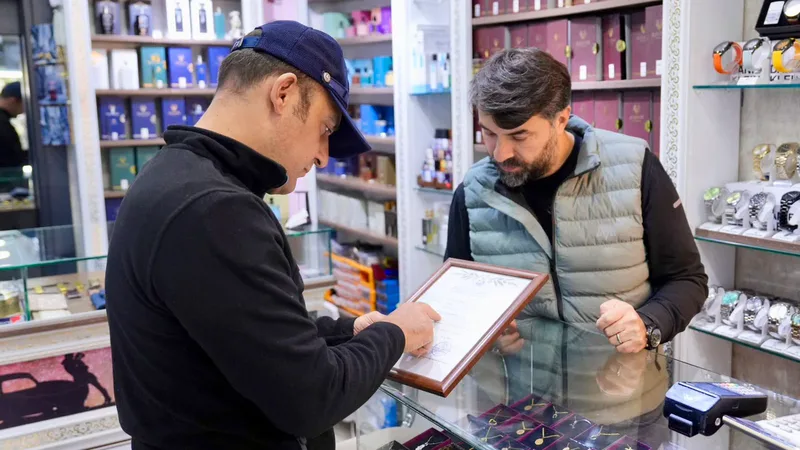 Burhaniye Belediyesi Zabıta Müdürlüğü ekipleri, ilçe genelinde ticari faaliyet gösteren