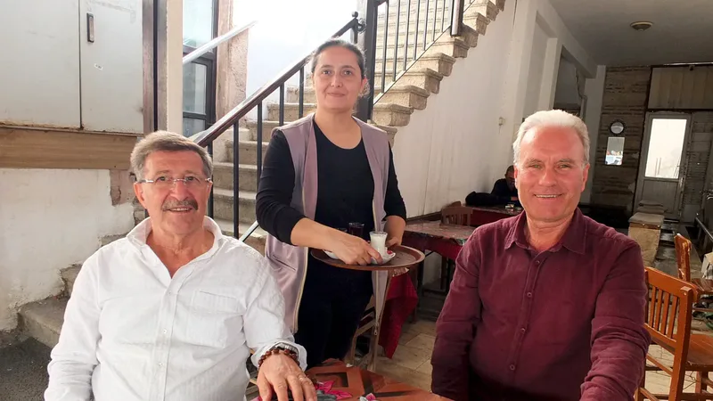 Burhaniye ilçesinde kahvehanelerde çay yerine süt servisi yapılmaya başlandı. Günlük