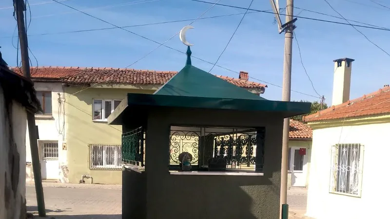Burhaniye ilçesi Geriş Mahallesi'nde bulunan Kaptan Dede Türbesi, mahalle sakinlerinin