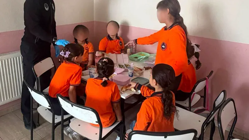 Burhaniye Belediyesi Zabıta Müdürlüğü ekipleri, ilçe genelindeki tüm okullarda ve