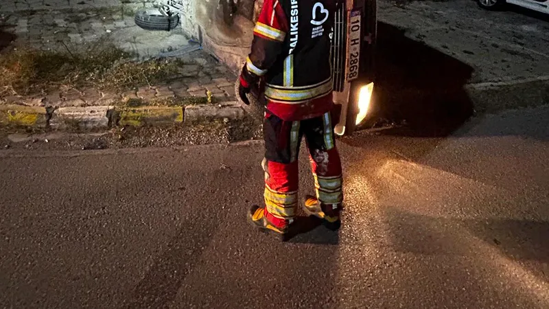 Balıkesir'in Burhaniye ilçesinde gece saatlerinde kontrolden çıkan otomobil yan yattı.