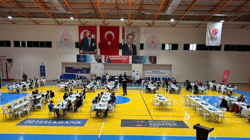 Burhaniye'de Amatör Spor Haftası kapsamında düzenlenen satranç turnuvası, 11 ilden