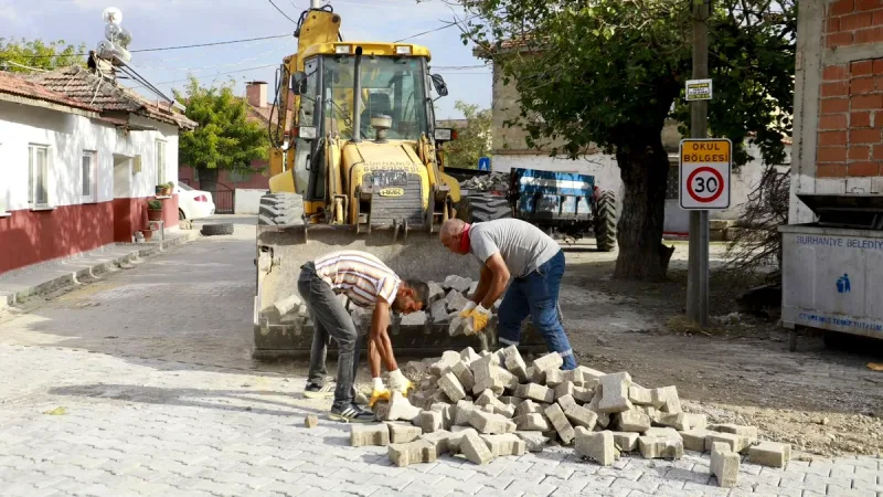 Burhaniye'de yol ve altyapı seferberliği sürüyor. Belediye ekipleri parke taşı,