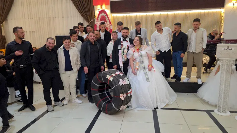 Bandırma'da tır şoförü damat için düzenlenen düğünde, bekar arkadaşları takı