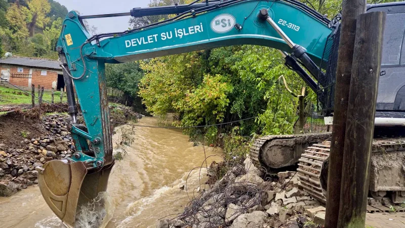Balıkesir merkezli DSİ 25. Bölge Müdürlüğü, Çanakkale'de dere yataklarını temizleyip