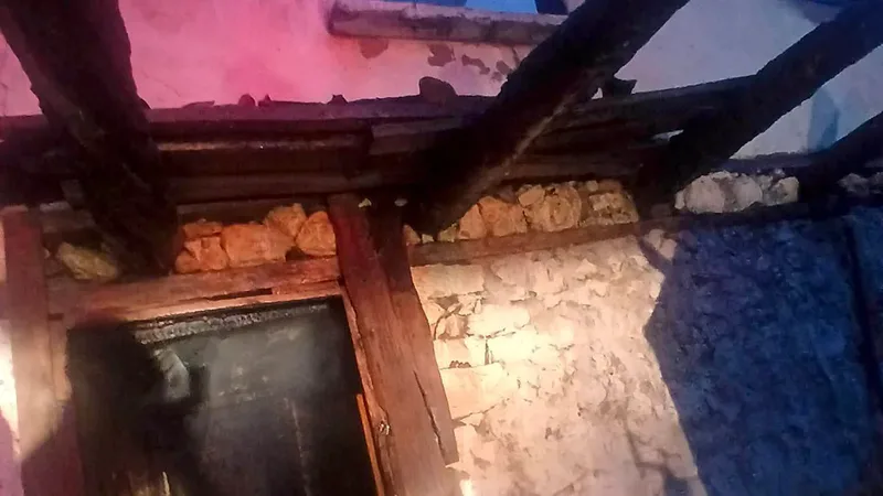 Dursunbey Belediyesi, Poyracık Mahallesi'nde çıkan ev yangınında konutları kullanılamaz hale