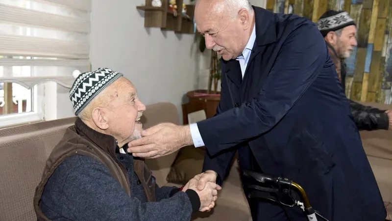 Dursunbey Belediyesi, Poyracık Mahallesi'nde çıkan yangında evsiz kalan Cengiz Çakır