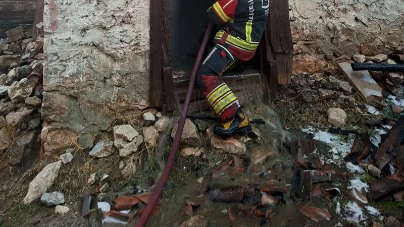 Balıkesir'in Dursunbey ilçesine bağlı Poyracık Mahallesi'nde çıkan ev yangını, itfaiye
