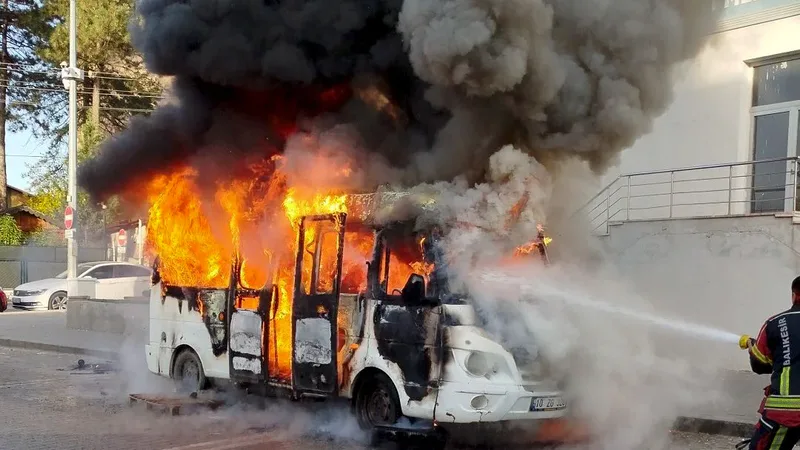 Dursunbey ilçe merkezinde seyir halindeyken motor bölümünden alev alan 10