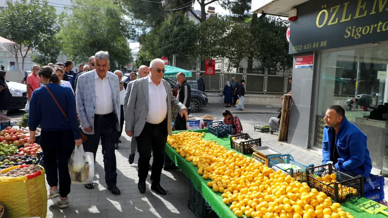 Edremit Belediye Başkanı Mehmet Ertaş, Çarşamba Pazarı'nı ziyaret ederek esnaf