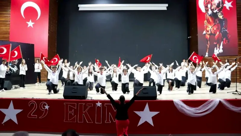 Edremit’te Cumhuriyet’in 103. yıl dönümü, yağışlı hava koşullarına rağmen Şükrü