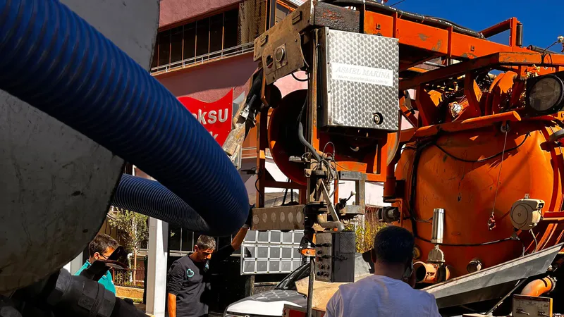 BASKİ ekipleri, Edremit'te kanalizasyon hattında yaptığı temizlik çalışmasında çuval, bez