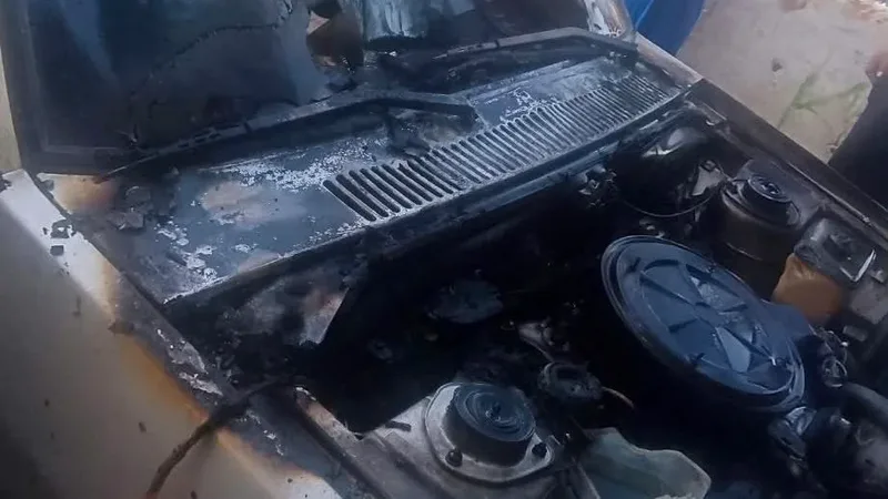 Edremit’in Altınoluk Mahallesi’nde park halindeki bir otomobilin motorunda yangın çıktı.