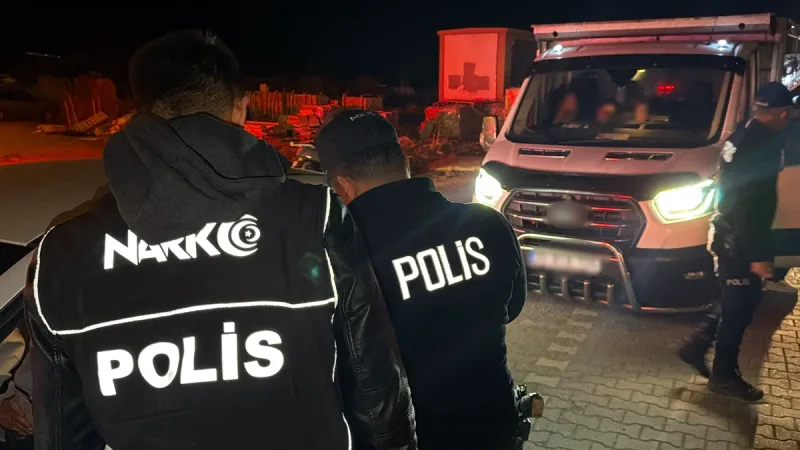 Edremit'te şok asayiş ve trafik uygulamalarında 8 aranan şahıs yakalandı.