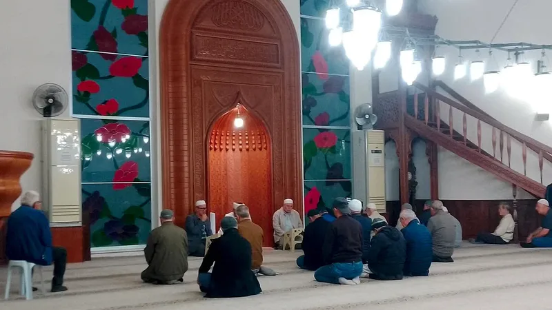 Edremit İlçe Müftülüğü öncülüğünde Güre Cumhuriyet Camii'nde düzenlenen sabah namazı