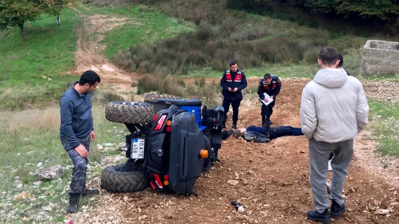 Erdek ilçesinde yamaçtan çıkmaya çalışan ATV devrildi. Sürücü ve araçtaki