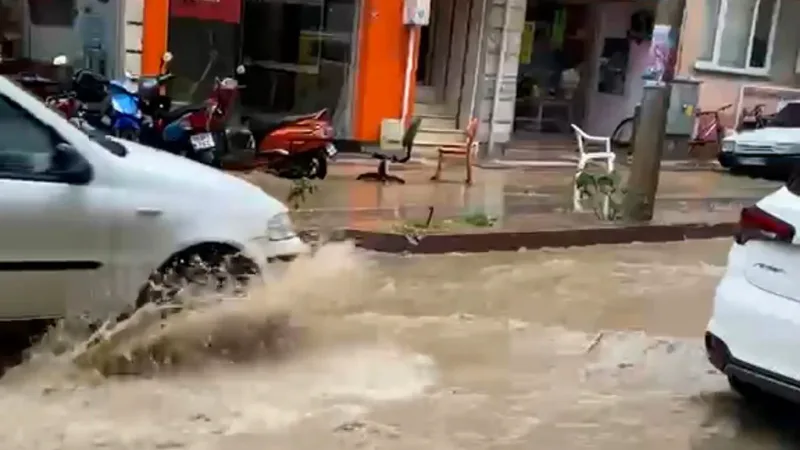 Erdek ilçesinde etkili olan sağanak yağış, Hükümet Caddesi'ni suyla kapladı.