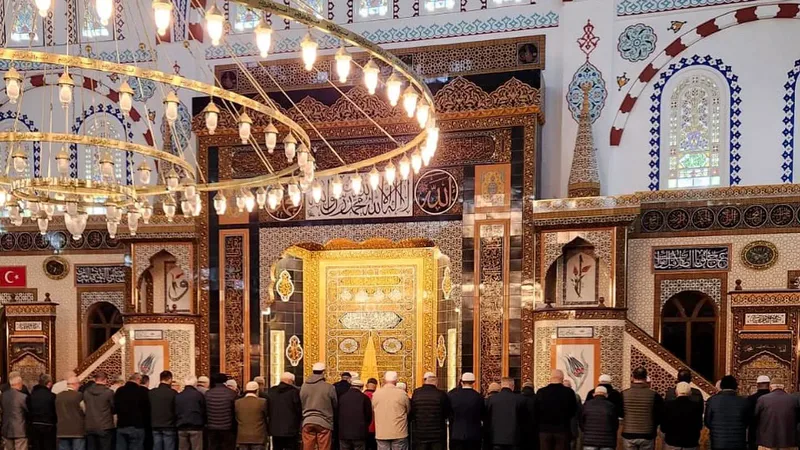 Edremit İlçe Müftülüğü'nün 'Şehirlerin Kalbi Camide Buluşalım' projesi kapsamında Altınoluk