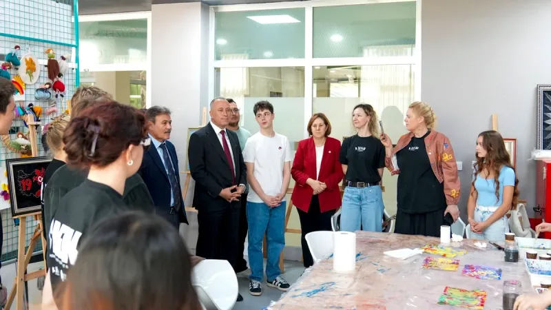 Finlandiyalı genç tiyatrocu ve sanatçılar, sahne sanatları ile kültürel etkileşim