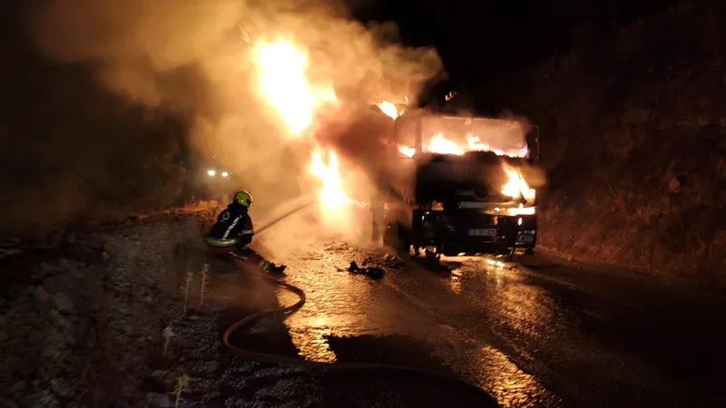 Balıkesir'in Havran ilçesinde seyir halindeyken motor kısmından alev alan kamyon,
