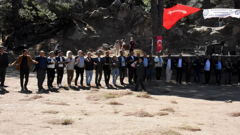 Edremit Körfezi Vanlılar Derneği'nin düzenlediği Geleneksel Piknik ve Halay Şenliği,