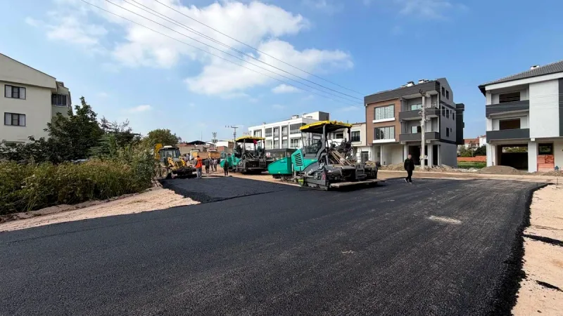 Kepsut Belediyesi, üç önemli noktada yürütülen asfalt çalışmalarını hafta sonu