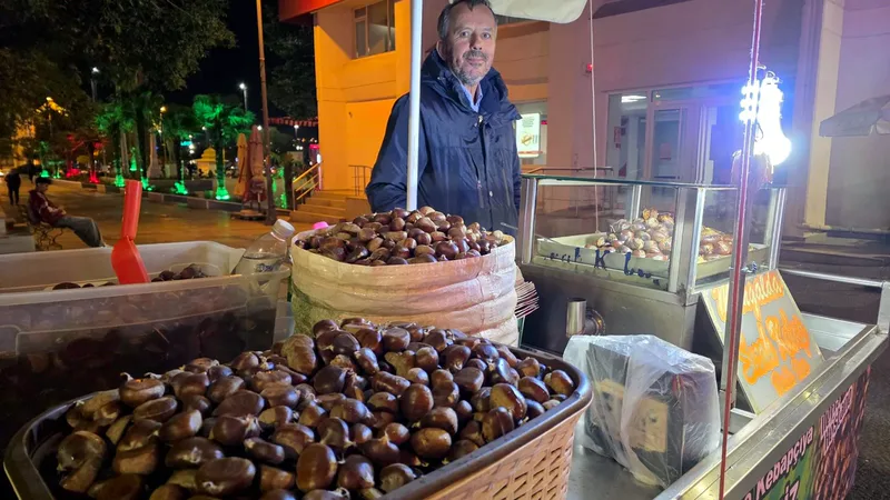 Havaların soğumasıyla birlikte tezgâhlardaki yerini alan kestanenin kilogram fiyatı Bandırma'da