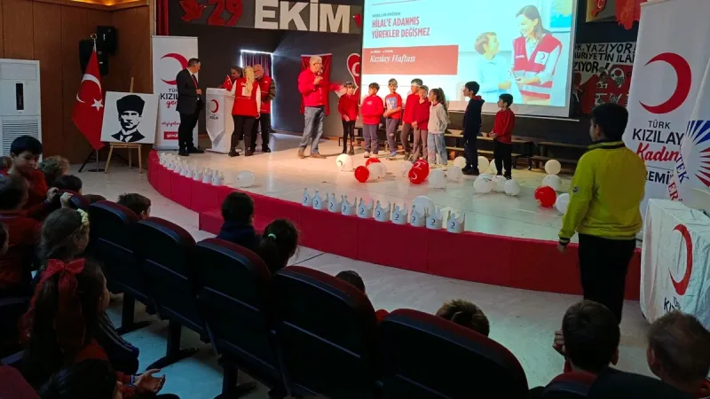 Kızılay Haftası kapsamında Edremit’te 100 öğrenciye Türk Kızılay’ın insani yardım