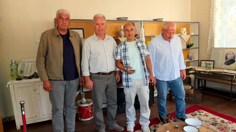 Edremit'in Kızılkeçili Mahallesi'nde, muhtarlık odasında vatandaşların bağışladığı tarihi eşyalarla kurulan