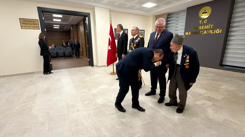 Edremit’te düzenlenen Cumhuriyet Bayramı töreninde protokol üyeleri ve davetliler, Kore
