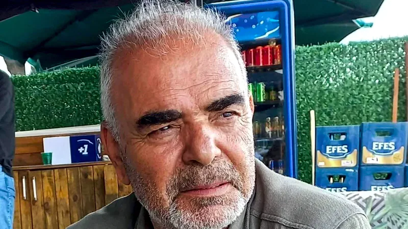 Balıkesirli emekli öğretmen, yazar ve şair Mustafa Keser, Burhaniye'de hastaneye