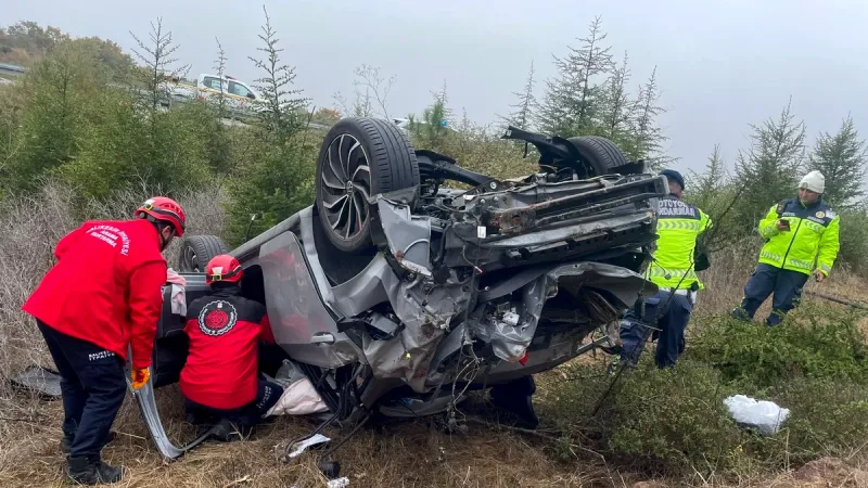 İzmir-İstanbul Otoyolu’nda kontrolden çıkan otomobil takla attı ve şarampole yuvarlandı.