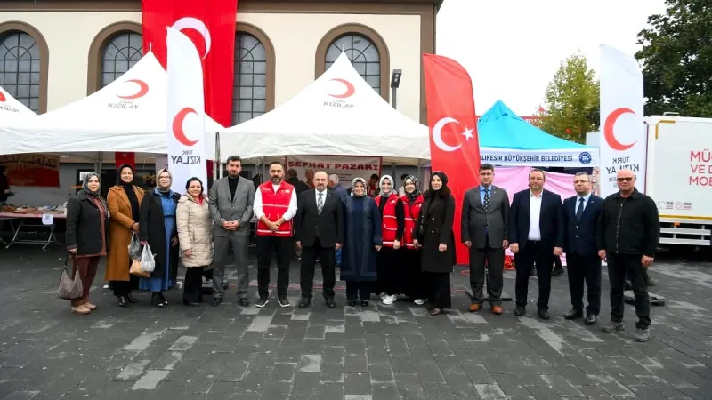 Balıkesir’de düzenlenen Şefkat Pazarı Kermesi, Türk Kızılay’ın insani yardım çalışmalarını