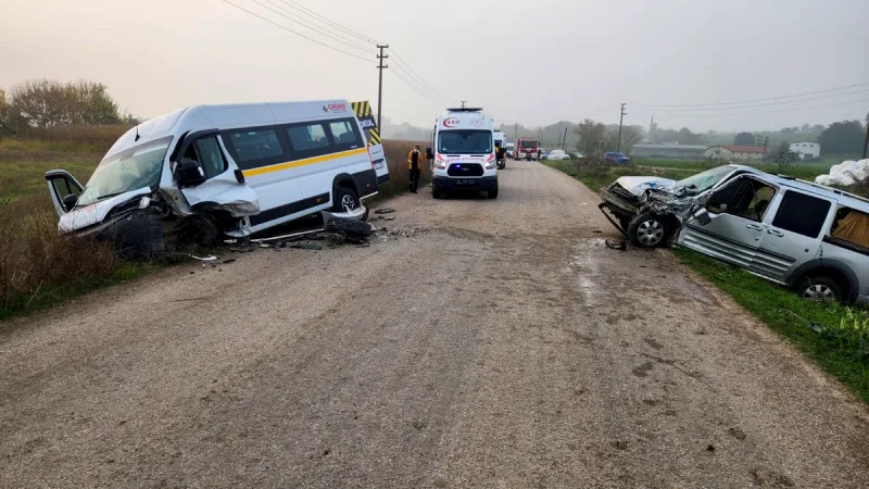 Susurluk'ta işçi servis minibüsü ile ticari aracın kafa kafaya çarpışması